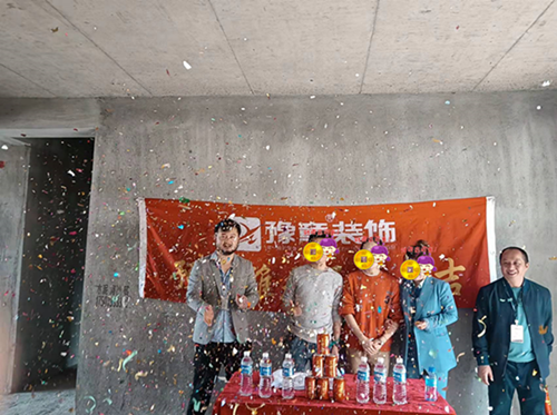 恭祝翠湖賀女士愛家開工大吉??！